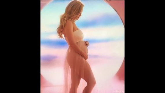 ಗರ್ಭಿಣಿಯಾಗಿರುವುದನ್ನು ಹಾಡಿನ ಮೂಲಕವೇ ತಿಳಿಸಿದ ಗಾಯಕಿ