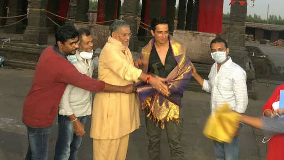 ಸೋನು ಸೂದ್ ಮಾನವೀಯತೆ ಕೆಲಸ ಗೌರವಿಸಿದ 'ಆಚಾರ್ಯ' ತಂಡ