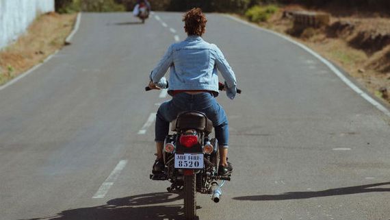 ಹೆಲ್ಮೆಟ್ ಇಲ್ಲದೇ ಬೈಕ್ ರೈಡ್ ಮಾಡಿದ ತಾಪ್ಸಿಗೆ ಬಿತ್ತು ದಂಡ