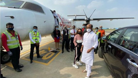 ಚಿತ್ರೀಕರಣಕ್ಕೆ ಹೊರಟ ಸೂಪರ್ ಸ್ಟಾರ್; ವಿಮಾನದಲ್ಲಿ ಕೇಕ್ ಕತ್ತರಿಸಿ ಸಂಭ್ರಮ