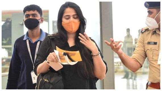 ಏರ್‌ಪೋರ್ಟ್‌ನಲ್ಲಿ ಕಾಣಿಸಿಕೊಂಡ ಅನುಷ್ಕಾ, 'ಇದು ಪ್ರಭಾಸ್ ಕುರ್ತಾ' ಎಂದ ನೆಟ್ಟಿಗರು