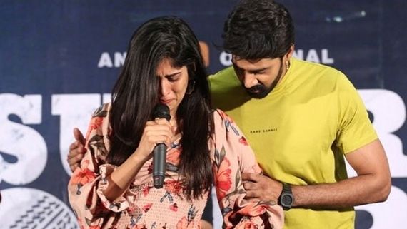 ವೇದಿಕೆ ಮೇಲೆ ಕಣ್ಣೀರು ಹಾಕಿದ ನಟಿ ಚಾಂದಿನಿ