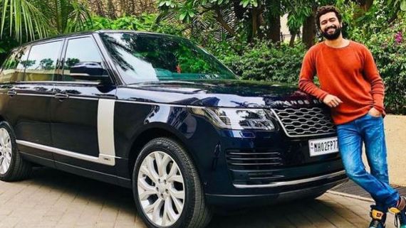 ಹೊಸ ಗೆಳೆಯನ ಜೊತೆ ವಿಕ್ಕಿ ಪೋಸ್: ದುಬಾರಿ ಕಾರ್ ಖರೀದಿಸಿದ ಸಂತಸದಲ್ಲಿ 'ಉರಿ' ನಟ