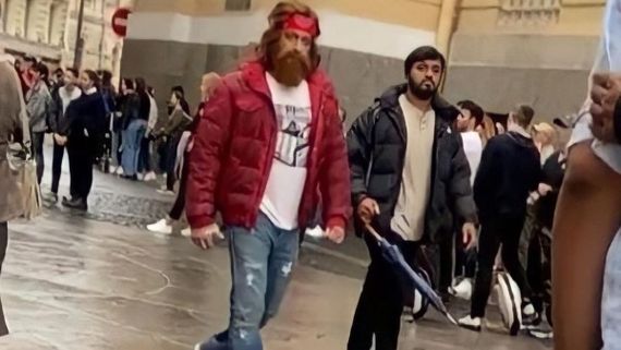 ಗಡ್ಡದಾರಿಯಾಗಿ ರಷ್ಯಾ ಬೀದಿಯಲ್ಲಿ ಕಾಣಿಸಿಕೊಂಡ ಸಲ್ಮಾನ್ ಖಾನ್: ಹೊಸ ಅವತಾರ ಸಖತ್ ವೈರಲ್