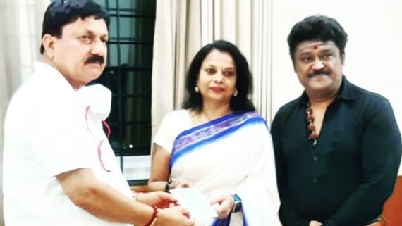 ಗೃಹ ಸಚಿವರಿಗೆ 1 ಲಕ್ಷ ರೂ ಚೆಕ್ ಹಸ್ತಾಂತರಿಸಿದ ಜಗ್ಗೇಶ್ ದಂಪತಿ 