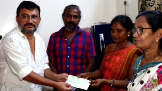 'ಲವ್ ಯು ರಚ್ಚು' ದುರಂತ: ಮೃತನ ಕುಟುಂಬಕ್ಕೆ ಚೆಕ್ ನೀಡಿದ ಗುರು ದೇಶಪಾಂಡೆ