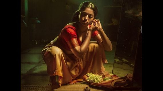 'ಪುಷ್ಪ' ಚಿತ್ರದಲ್ಲಿ ರಶ್ಮಿಕಾ ಮಂದಣ್ಣ ರಗಡ್ ಲುಕ್ ಬಹಿರಂಗ 