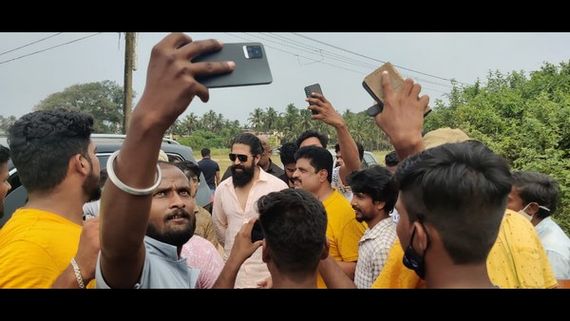 ಗೋವಾದ ನಡುರಸ್ತೆಯಲ್ಲಿ ಯಶ್ ಸುತ್ತುವರೆದ  ರಾಕಿಂಗ್ ಫ್ಯಾನ್ಸ್ 