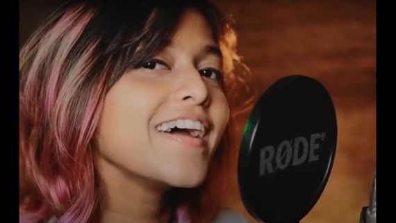 ಬಾಲಿವುಡ್‌ಗೆ ಬಂದ 'ಮನಿಕೆ ಮಗೆ ಹಿತೆ' ಗಾಯಕಿ: ಈ ಚೆಲುವೆಯ ಹಿನ್ನೆಲೆ ಏನು? 