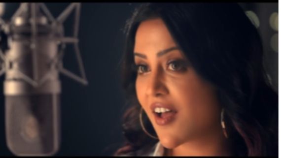 'ಮಾನಿಕೆ ಮಾಗೆ ಹಿತೆ' ಹಾಡನ್ನು ಹಿಂದಿಯಲ್ಲಿ ಹಾಡಿದ ಫಡ್ನವಿಸ್ ಪತ್ನಿ ಅಮೃತಾ