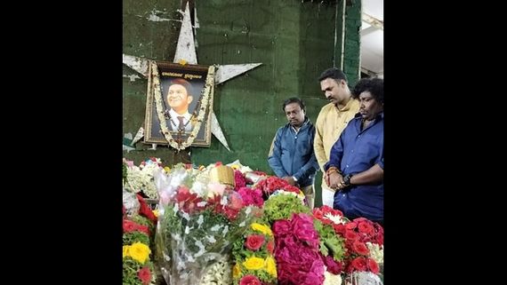 ಪುನೀತ್ ಸಮಾಧಿಗೆ ಭೇಟಿ ಕೊಟ್ಟು ನಮನ ಸಲ್ಲಿಸಿದ ತಮಿಳಿನ ಹಾಸ್ಯ ನಟ ಯೋಗಿ ಬಾಬು 
