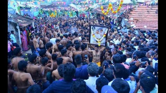ಬೆಂಕಿ  ಕೆಂಡದ ಮೇಲೆ ನಡೆದು ಪುನೀತ್‌ಗೆ ಶ್ರದ್ಧಾಂಜಲಿ ಸಲ್ಲಿಸಿದ ಅಭಿಮಾನಿಗಳು 
