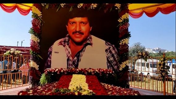  ಡಾ.ವಿಷ್ಣುವರ್ಧನ್ ಪುಣ್ಯ ಸ್ಮರಣೆ 5000 ಅಭಿಮಾನಿಗಳಿಂದ ನೇತ್ರದಾನ: ಅಭಿಮಾನ್ ಸ್ಟುಡಿಯೋದಲ್ಲಿ ಅನ್ನದಾನ 
