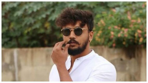 ಹುಬ್ಬಳ್ಳಿಯಲ್ಲಿ ಧನ್ವೀರ್ ಗೌಡ ಮೇಲೆ ಮುಗಿಬಿದ್ದ ಅಭಿಮಾನಿಗಳು 