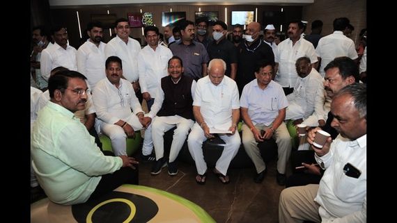 ಬಿಜೆಪಿ ಶಾಸಕರೊಂದಿಗೆ 'ದಿ ಕಾಶ್ಮೀರ್ ಫೈಲ್ಸ್' ಸಿನಿಮಾ ವೀಕ್ಷಿಸಿದ ಮಾಜಿ ಸಿಎಂ ಬಿಎಸ್‌ವೈ 