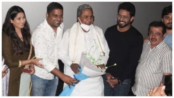 ರಾಷ್ಟ್ರಪ್ರಶಸ್ತಿ ವಿಜೇತ ಕನ್ನಡ ಸಿನಿಮಾ ವೀಕ್ಷಿಸಿದ ಮಾಜಿ ಸಿಎಂ ಸಿದ್ದರಾಮಯ್ಯ
