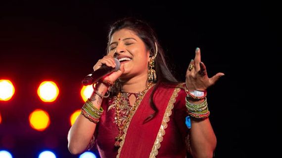 ಬಿಜೆಪಿ ಕಚೇರಿಗೆ ಬಂದ ಮಂಗ್ಲಿ: ಹಾಡಿಗೆ ಸಿಎಂ ಫಿದಾ!