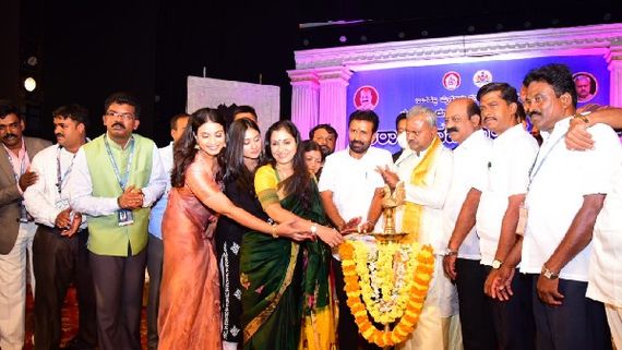 ದಸರಾ ಚಲನಚಿತ್ರೋತ್ಸವಕ್ಕೆ ನಟಿ ಅನುಪ್ರಭಾಕರ್, ಅಮೃತಾ ಅಯ್ಯಂಗಾರ್ ಚಾಲನೆ