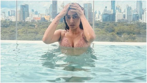 ಸ್ವಿಮ್ಮಿಂಗ್ ಪೋಲ್‌ನಲ್ಲಿ ಕಣ್ಸನ್ನೆ ಹುಡುಗಿ ಪ್ರಿಯಾ ವಾರಿಯರ್ ಹಾಟ್ ಟ್ರೀಟ್! 