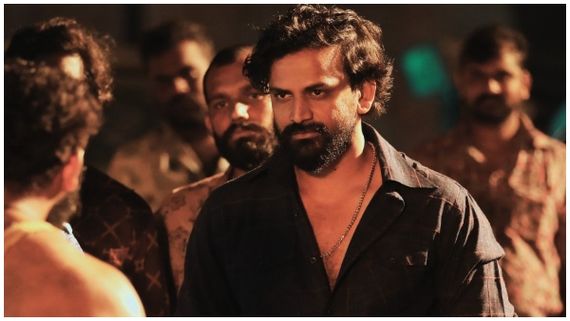 ಧನಂಜಯ್ 'ಹೆಡ್‌ಬುಷ್' ಆಟ ಶುರು.. ಪೇಯ್ಡ್ ಪ್ರೀಮಿಯರ್ ಶೋಗಳು ಹೌಸ್‌ಫುಲ್.. ಎಲ್ಲೆಲ್ಲೂ ಡಾನ್ ಜಯರಾಜ್ ಆರ್ಭಟ! 