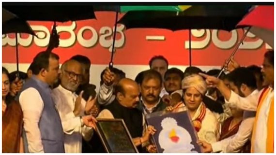 ಮಳೆಯನ್ನು ಲೆಕ್ಕಿಸದೇ ಕರ್ನಾಟಕ ರತ್ನ ಪ್ರಶಸ್ತಿ ಪ್ರದಾನ ಸಮಾರಂಭ ಕಣ್ತುಂಬಿಕೊಂಡ ಪುನೀತ್ ಅಭಿಮಾನಿಗಳು 