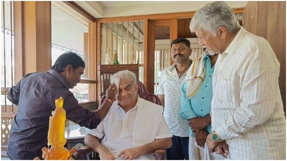 'ವೀರ ಕಂಬಳ' ಚಿತ್ರಕ್ಕೆ ಬಣ್ಣ ಹಚ್ಚಿದ ಧರ್ಮಸ್ಥಳದ ಧರ್ಮಾಧಿಕಾರಿಗಳಾದ ಡಾ. ವೀರೇಂದ್ರ ಹೆಗ್ಗಡೆ 