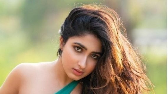 ಸೆಲ್ಫಿ ನೆಪದಲ್ಲಿ ಸಾನಿಯಾ ಅಯ್ಯರ್ ಕೈ ಎಳೆದ ಅಭಿಮಾನಿ! ಸಾರ್ವಜನಿಕರಿಂದ ಧರ್ಮದೇಟು