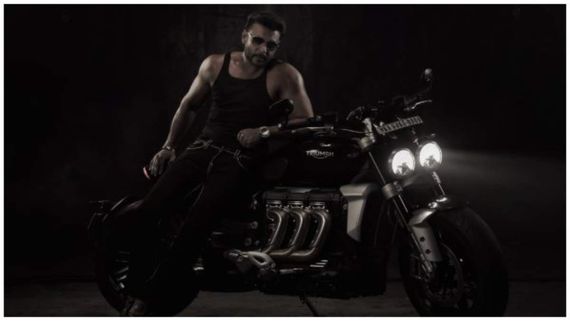 ಕ್ಯಾಮರಾ ಮುಂದೆ ದರ್ಶನ್ 'ಕ್ರಾಂತಿ': ಸೋಶಿಯಲ್ ಮೀಡಿಯಾಗೆ ಕಿಚ್ಚು ಹಚ್ಚಿದ ಫೋಟೊಶೂಟ್! 