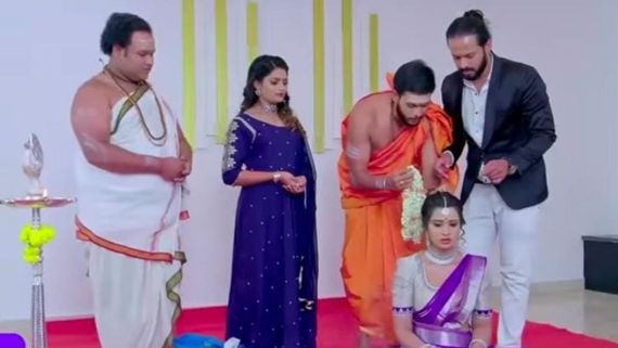 Ramachari: ಚಾರುಗೆ ಹೂ ಮುಡಿಸಿದ ರಾಮಾಚಾರಿ 