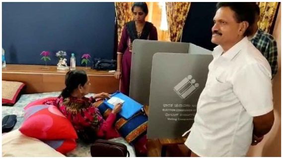 ಕರ್ನಾಟಕ ವಿಧಾನಸಭೆ ಚುನಾವಣೆ: ಮನೆಯಿಂದಲೇ ಮತ ಚಲಾಯಿಸಿದ ಹಿರಿಯ ನಟಿ ಲೀಲಾವತಿ 