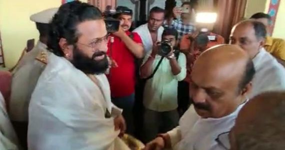ಬೊಮ್ಮಾಯಿ ಭೇಟಿಯಾಗಿ ಕಾಲಿಗೆ ನಮಸ್ಕರಿಸಿದ ರಿಷಬ್; ಬಿಜೆಪಿ ಪರ ಶೆಟ್ರು ಪ್ರಚಾರ ಮಾಡ್ತಾರಾ? ಸಿಎಂ ಹೇಳಿದ್ದಿಷ್ಟು