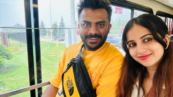 ಗಂಡನೊಂದಿಗೆ ನಯಾಗರದಲ್ಲಿ ಹೆಜ್ಜೆ ಹಾಕಿದ ನಿವಿ ನೋಡಿ ಸಕ್ಕರೆ ಬೊಂಬೆ ಎಂದ ಅಭಿಮಾನಿಗಳು