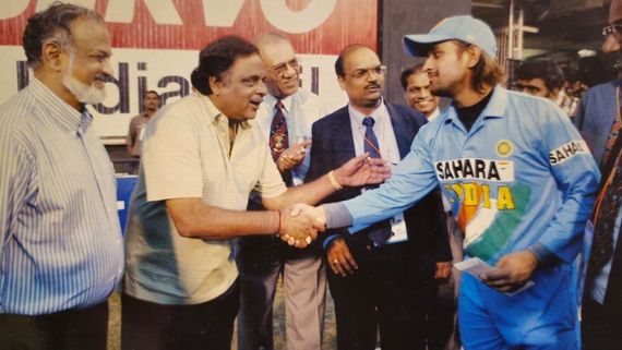 MS Dhoni: ಧೋನಿ ಮನೆಗೆ ಬಂದವ್ರಿಗೆ ಕುಳಿತುಕೊಳ್ಳಲು ಚೇರ್ ಇರಲಿಲ್ಲ, ಅಂಬರೀಶ್ 2 ಲಕ್ಷ ಕೊಟ್ಟಿದ್ರು: ಸುಮಲತಾ