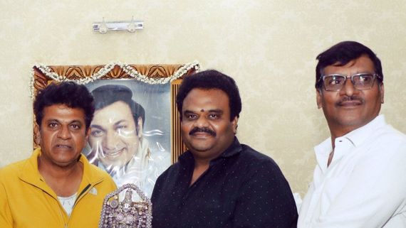  Jailer: 'ನರಸಿಂಹ'ನನ್ನು ಭೇಟಿ ಮಾಡಿ ಜೈಲರ್ ಸಕ್ಸಸ್ ಆಚರಿಸಿದ ಚಿತ್ರತಂಡ; ಶಿವಣ್ಣನಿಗೆ ಸಿಕ್ತು ದೊಡ್ಡ ಉಡುಗೊರೆ