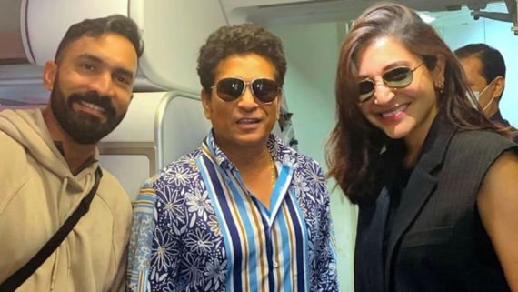 IND vs PAK match: ಕೊಹ್ಲಿಗಾಗಿ ಪಂದ್ಯ ವೀಕ್ಷಿಸಲು ಬಂದ ಅನುಷ್ಕಾ ಶರ್ಮಾ,ಸಚಿನ್ ತೆಂಡೂಲ್ಕರ್, ದಿನೇಶ್ ಕಾರ್ತಿಕ್ ಜೊತೆ ಫೋಸ್