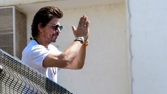 Shah Rukh Khan: 58 ನೇ ವಸಂತಕ್ಕೆ ಕಾಲಿಟ್ಟ ಬಾಲಿವುಡ್ ಬಾದ್‌ಷಾ: ಮಧ್ಯರಾತ್ರಿಯೇ ಅಭಿಮಾನಿಗಳ ಮುಂದೆ ಪ್ರತ್ಯಕ್ಷ  