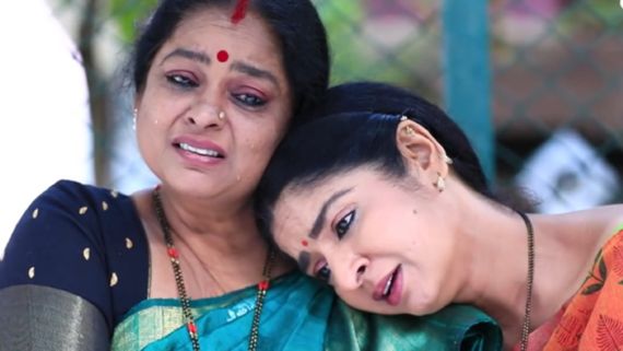 BhagyaLakshmi : ಅಮ್ಮ ಮಗಳಾದ ಅತ್ತೆ - ಸೊಸೆ: ಮಗ ಕೊಟ್ಟ ನೋವಿಗೆ ಕುಗ್ಗಿ ಹೋದ ಕುಸುಮಾ 