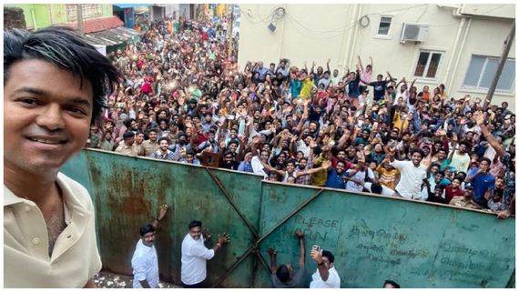 GOAT: ದಳಪತಿ ವಿಜಯ್ ಹೊಸ ಲುಕ್: ಫ್ಯಾನ್ಸ್ ಜೊತೆ ಸೆಲ್ಫಿ ವೈರಲ್ 