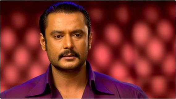 ವ್ಯಕ್ತಿಯ ಕುತ್ತಿಗೆಗೆ ಚಾಕು ಹಾಕಿ ತಲೆಮರೆಸಿಕೊಂಡ ದರ್ಶನ್ ಅಂಧಾಭಿಮಾನಿಗಳು 