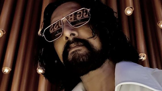 ಆ ಹಾಡಿಗೆ ಫಿದಾ ಆಗಿ ಗೀತರಚನೆಕಾರನ ಜೇಬಿಗೆ ಹಣದ ಚೆಕ್ ಇಟ್ಟಿದ್ದ ಕಿಚ್ಚ ಸುದೀಪ್!