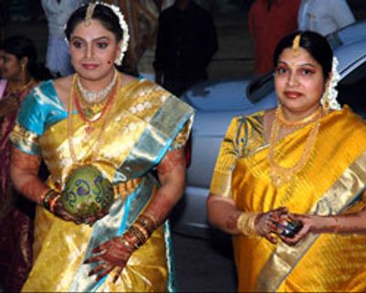அம்மா ஆனார் ரவளி