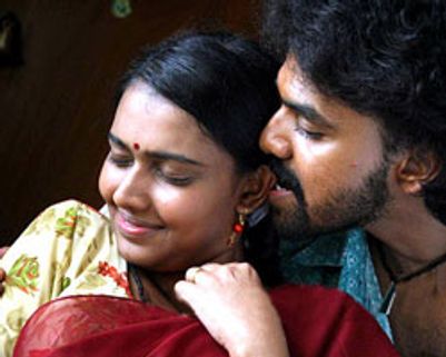 தாவணியில் தீ - பதறிய ஹீரோ!