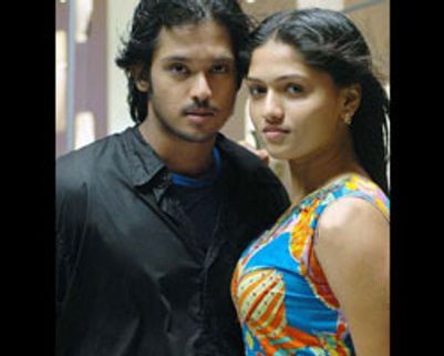 காதலில் விழுந்தேன்-பட விமர்சனம்