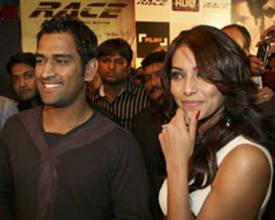 டோணியின் காதலியா?-லட்சுமி ராய்