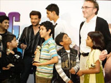 ஆஸ்கர் பெருமையுடன் சேரிக்குத் திரும்பிய ~~ஸ்லம்~~ சிறார்கள்