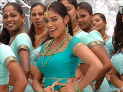 15 லட்சம் கேட்டு மிரட்டுகிறார்கள்.. அசின்