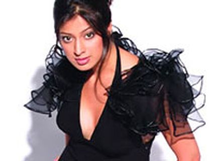 கிரிக்கெட்-தென் ஆப்பிரிக்காவில் லஷ்மி ராய்!