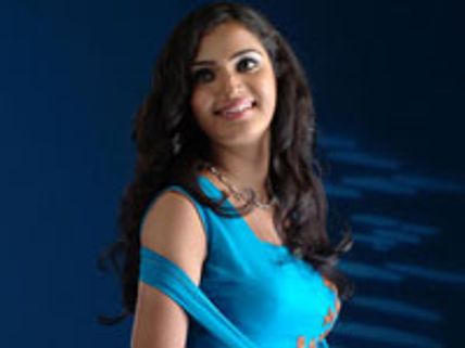 நயன் மாதிரி கவர்ச்சி காட்ட மாட்டேன்-ஹனிரோஸ்