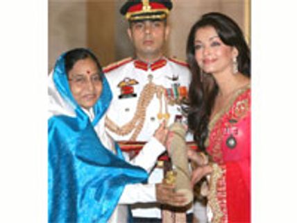 பத்மஸ்ரீ விழா-அமர்சிங்கை ஓரம் கட்டிய ஐஸ்வர்யா