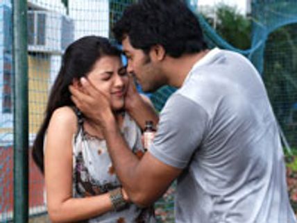 மணலுக்குள் 'புதைந்த' வினய்!